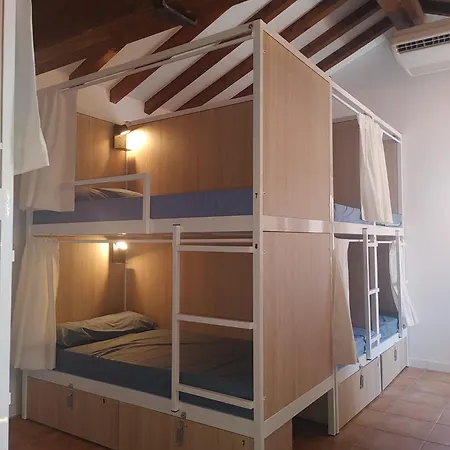 Urban Hostel *